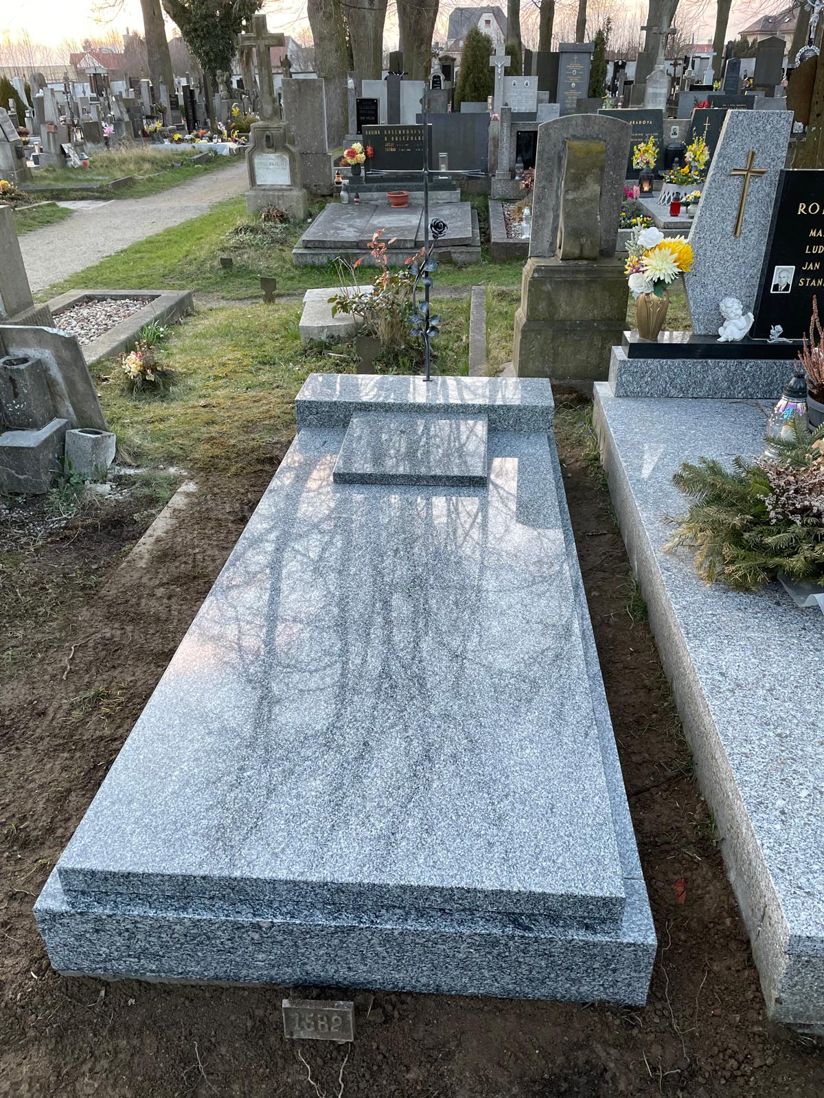 Jednohrob s bronzovým křížem na Havlíčkobrodsku, vahlovice