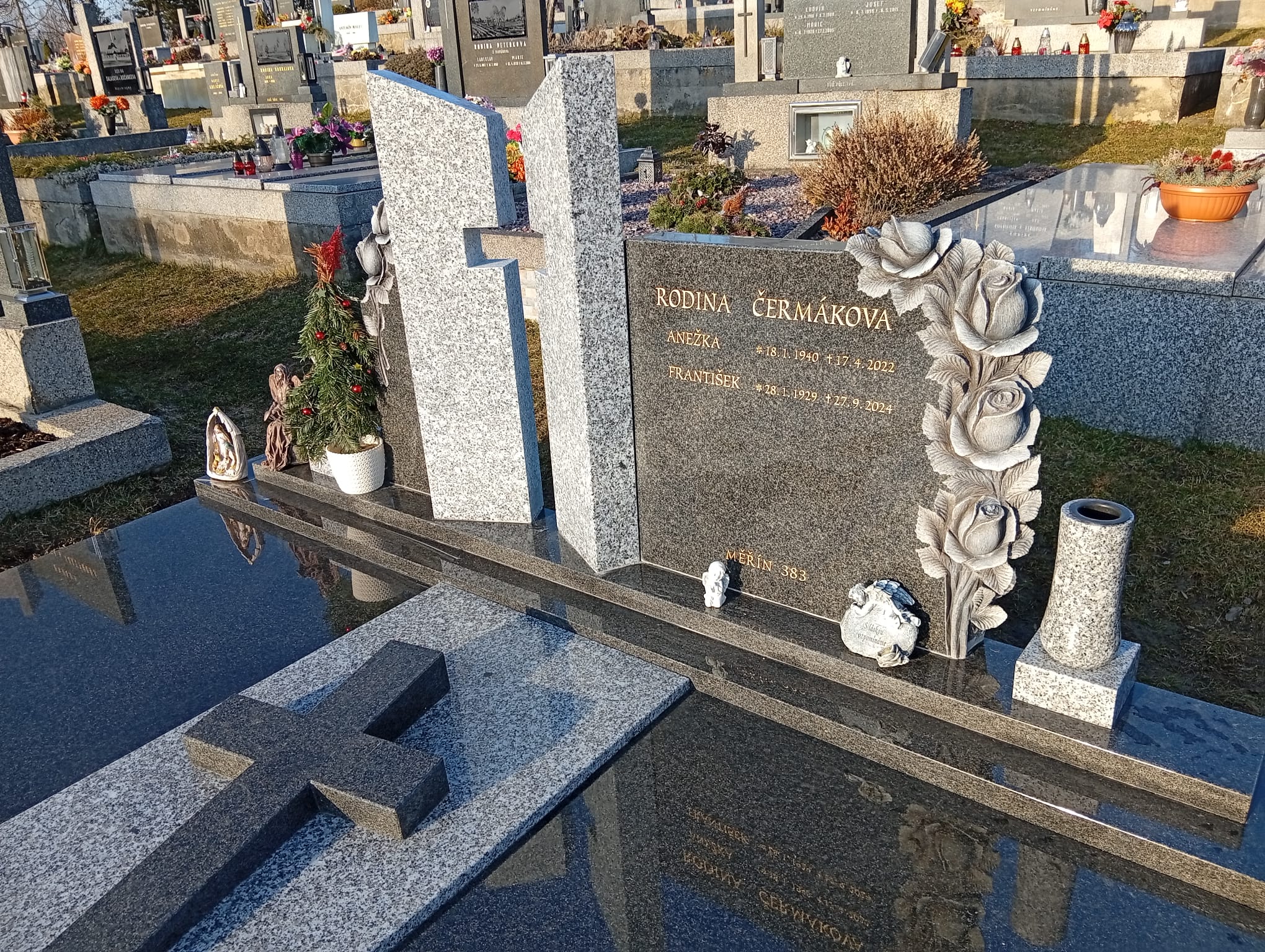 Detail pomníku s vysekanými růžemi, materiál tarn + impala