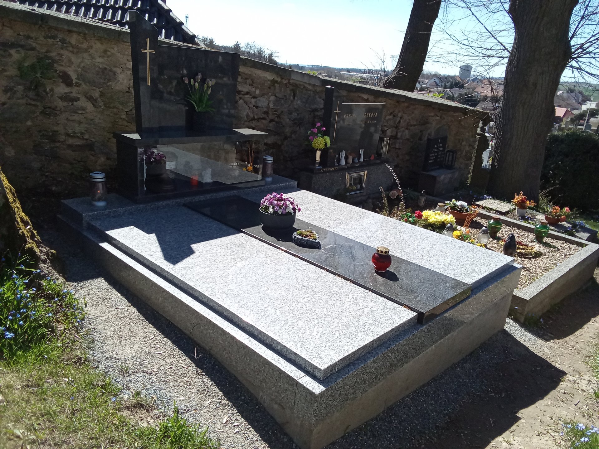 Dvojhrob s prosklenou vitrínou na Vysočině, tarn + impala
