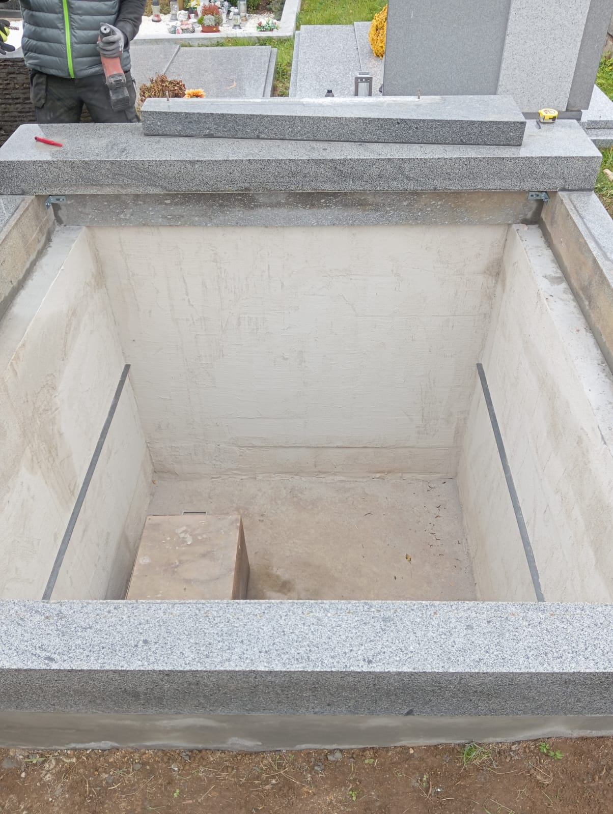 Vnitřek zděné hrobky na Vysočině